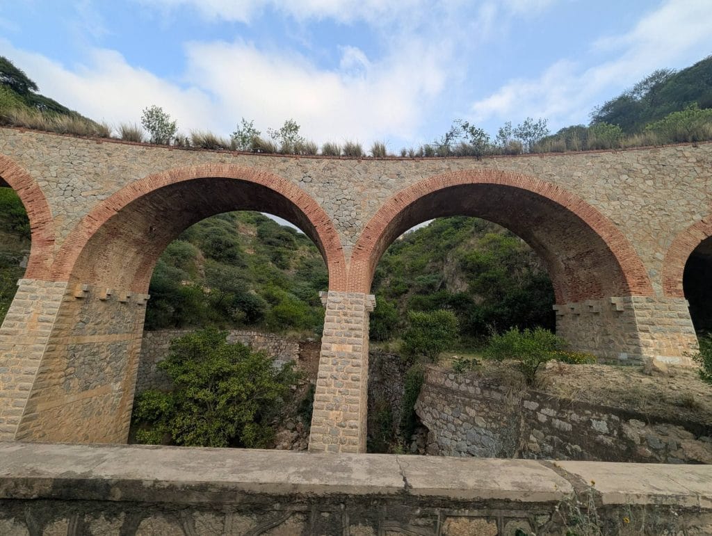 Antico ponte in pietra sulla strada che porta al Golfo di Zula, in Eritrea